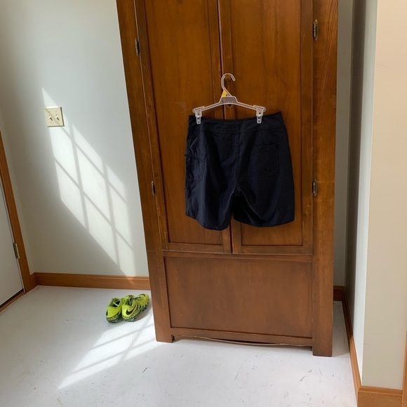 LL Bean lightweight poly shorts back velcro & zip pockets size 8  8 in inseam - Picture 2 of 6